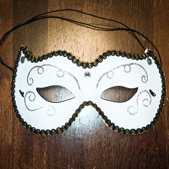 Glasses Wearer's Mask in White - Picture 2 of 2